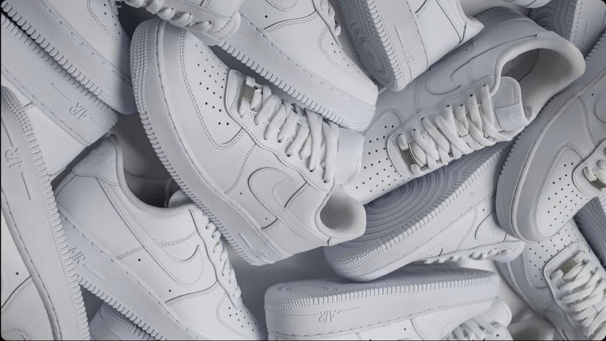 Un par de tenis blancos son básicos para tu armario